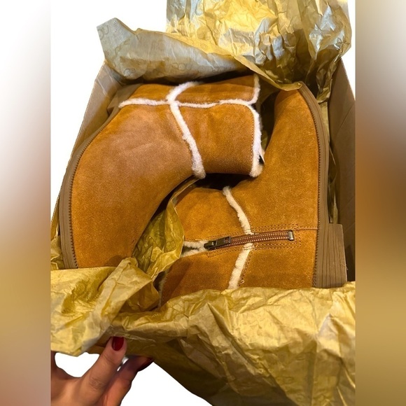 UGG Coletta Boots Chestnut Suede Ankle Side Zipper Size 6 Girls 7.5 Women’s - Picture 2 of 7